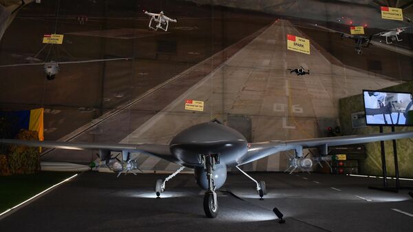 Những chiếc máy bay không người lái bị bắn hạ trong chiến dịch quân sự đặc biệt ở Ukraina được trưng bày tại Diễn đàn kỹ thuật quân sự quốc tế Army 2022. Ở giữa gian trưng bày là UAV Bayraktar TB2 của Thổ Nhĩ Kỳ bị bắn rơi tại khu vực dân cư Svyatovo thuộc LNR. - Sputnik Việt Nam