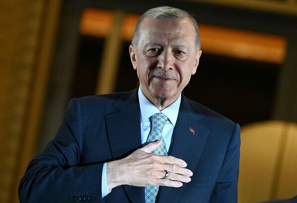 Đương kim Tổng thống Thổ Nhĩ Kỳ Recep Tayyip Erdogan nói chuyện với những người ủng hộ tại quảng trường bên ngoài Dinh Tổng thống ở Ankara. - Sputnik Việt Nam