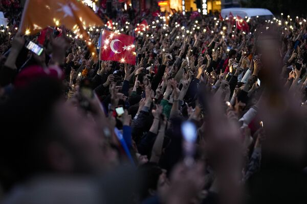 Những người ủng hộ Tổng thống Thổ Nhĩ Kỳ đương nhiệm Recep Tayyip Erdogan ở Istanbul. - Sputnik Việt Nam