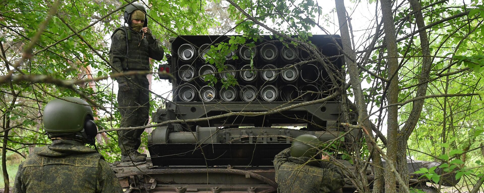 Thành viên tổ điều khiển bên gần hệ thống súng phun lửa hạng nặng TOS-1A Solntsepyok của Lực lượng Vũ trang Nga trong khu vực diễn ra chiến dịch quân sự đặc biệt. Thành viên tổ điều khiển bên gần hệ thống súng phun lửa hạng nặng TOS-1A Solntsepyok của Lực lượng Vũ trang Nga trong khu vực diễn ra chiến dịch quân sự đặc biệt. - Sputnik Việt Nam, 1920, 30.06.2025