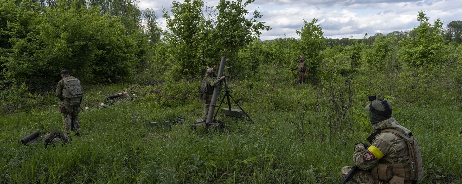 Những người lính Ukraina được hộ tống bởi các thành viên của Quân đoàn nước ngoài gần Kharkov. - Sputnik Việt Nam, 1920, 06.06.2023