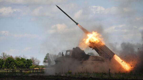 Hoạt động chiến đấu của các phi hành đoàn MLRS Tornado-G của Tập đoàn quân xe tăng cận vệ số 1 của Quân khu phía Tây trong LNR - Sputnik Việt Nam