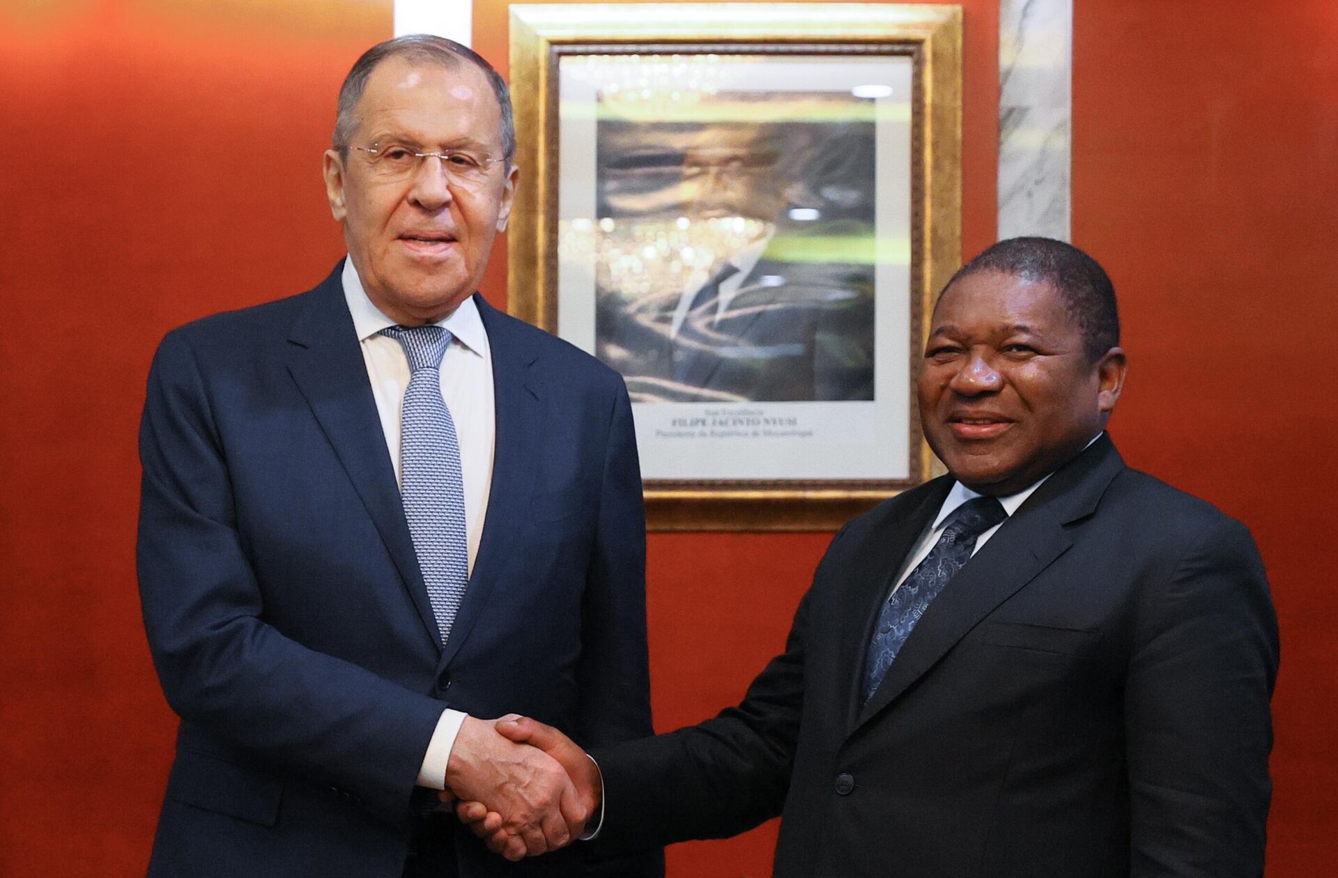 Ngoại trưởng Nga Sergei Lavrov (trái) và Tổng thống Mozambique Filipe Nyusi trong cuộc gặp tại Maputo - Sputnik Việt Nam, 1920, 31.05.2023