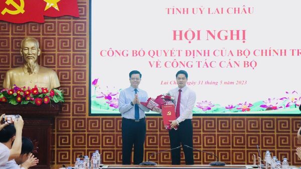 Đồng chí Mai Văn Chính - Ủy viên Ban Chấp hành Trung ương Đảng, Phó Trưởng Ban Thường trực Ban Tổ chức Trung ương trao Quyết định và tặng hoa chúc mừng đồng chí Vũ Mạnh Hà. - Sputnik Việt Nam