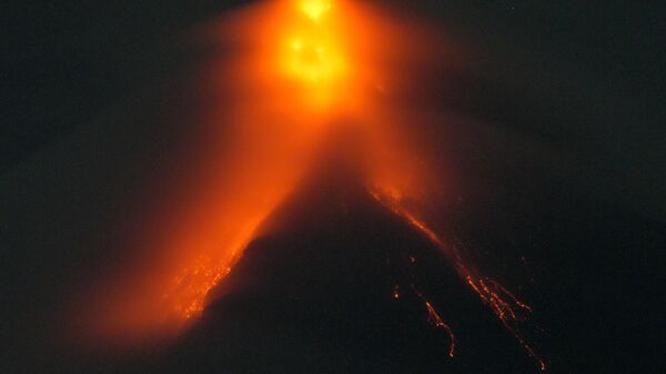 Núi lửa Mayon phun trào ở Philippines - Sputnik Việt Nam