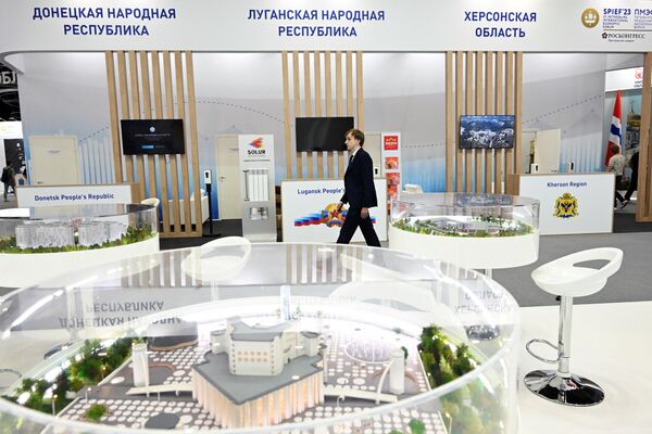 Phần trưng bày của các khu vực DNR, LNR và Kherson tại SPIEF-2023. - Sputnik Việt Nam