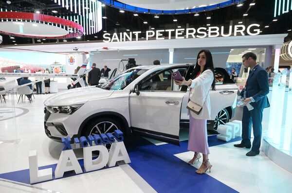 Xe Lada X-Cross trong gian trưng bày của Saint-Peterburg tại SPIEF-2023 - Sputnik Việt Nam