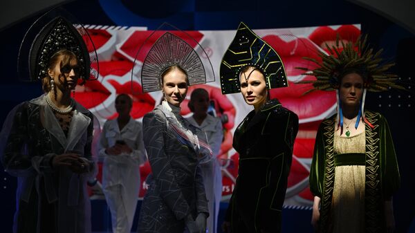 Các cô gái đội kokoshnik đặc trưng Nga tại gian trưng bày của Công ty cổ phần «Trung tâm Xuất khẩu Nga» (“Russian Export Center”) tại SPIEF-2023 - Sputnik Việt Nam