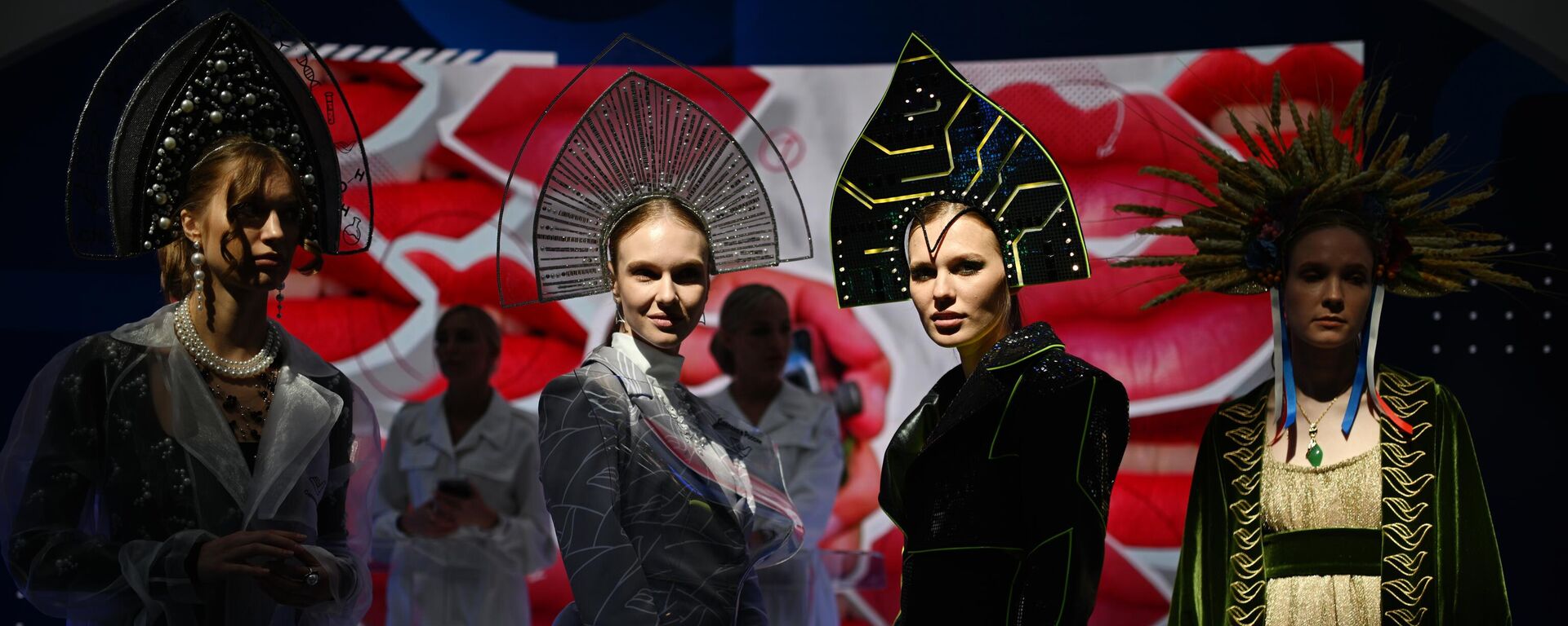 Các cô gái đội kokoshnik đặc trưng Nga tại gian trưng bày của Công ty cổ phần «Trung tâm Xuất khẩu Nga» (“Russian Export Center”) tại SPIEF-2023 - Sputnik Việt Nam, 1920, 18.06.2025