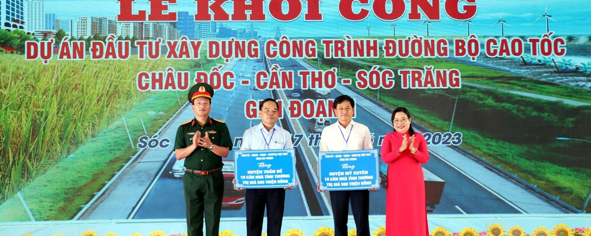 Tại lễ khởi công, lãnh đạo Tỉnh ủy, UBND tỉnh Sóc Trăng và các nhà tài trợ trao tặng 35 căn nhà tình thương cho hộ nghèo nơi có Dự án đi qua. - Sputnik Việt Nam, 1920, 17.06.2023