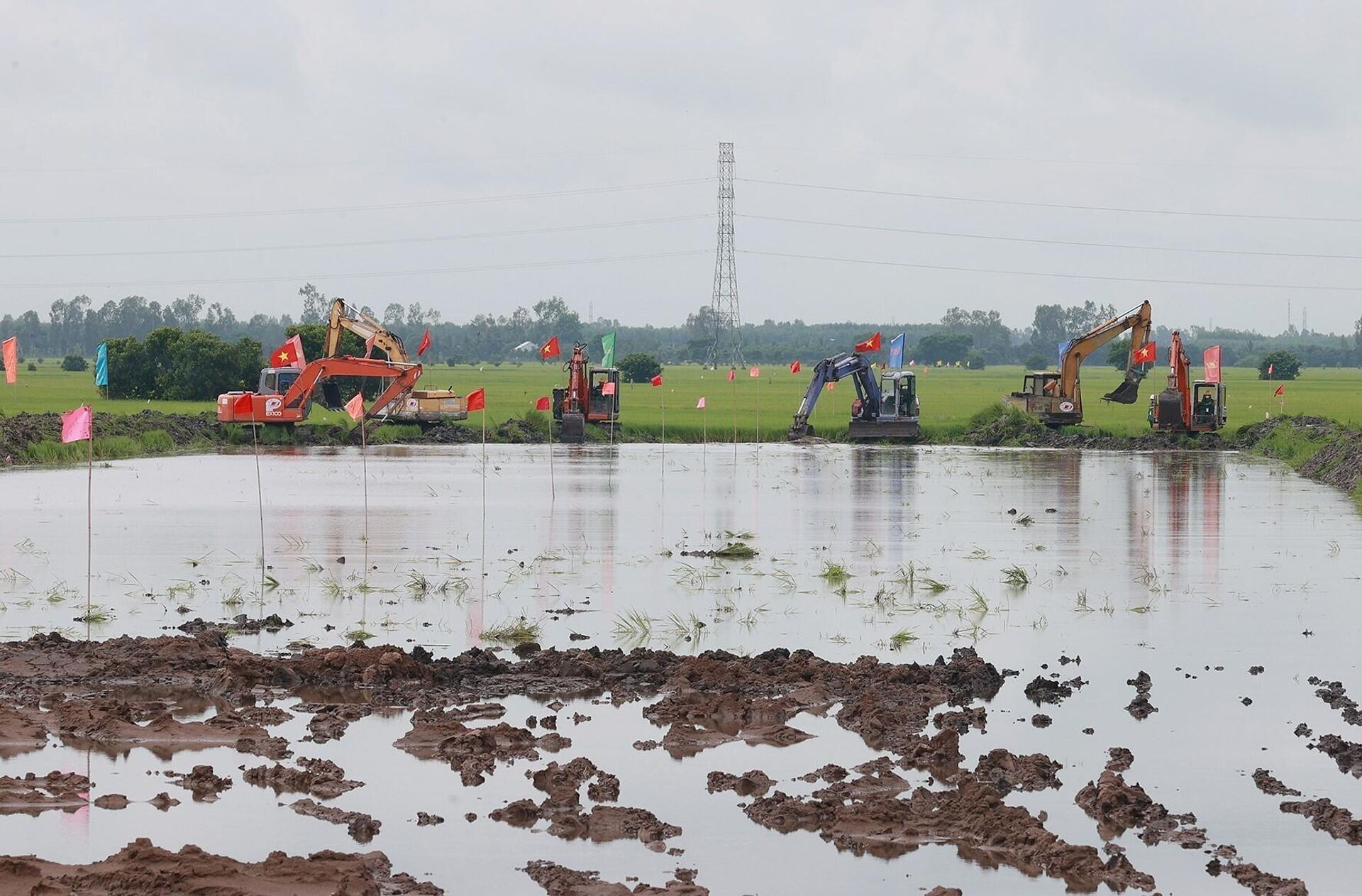 Phương tiện cơ giới thi công Dự án tuyến đường bộ cao tốc Sóc Trăng-Cần Thơ-Châu Đốc giai đoạn 1 đoạn qua tỉnh An Giang. - Sputnik Việt Nam, 1920, 17.06.2023