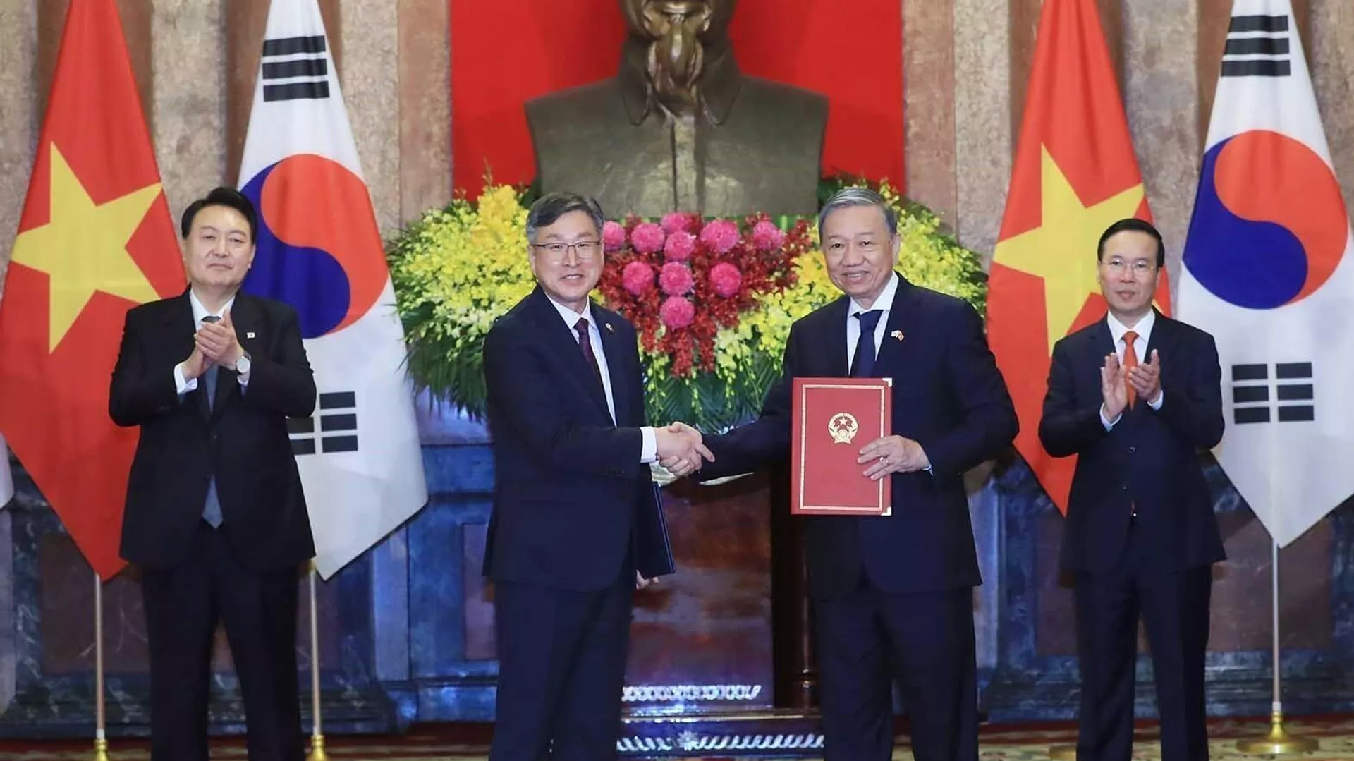 Chủ tịch nước Võ Văn Thưởng và Tổng thống Hàn Quốc Yoon Suk Yeol chứng kiến lễ trao đổi các văn kiện hợp tác