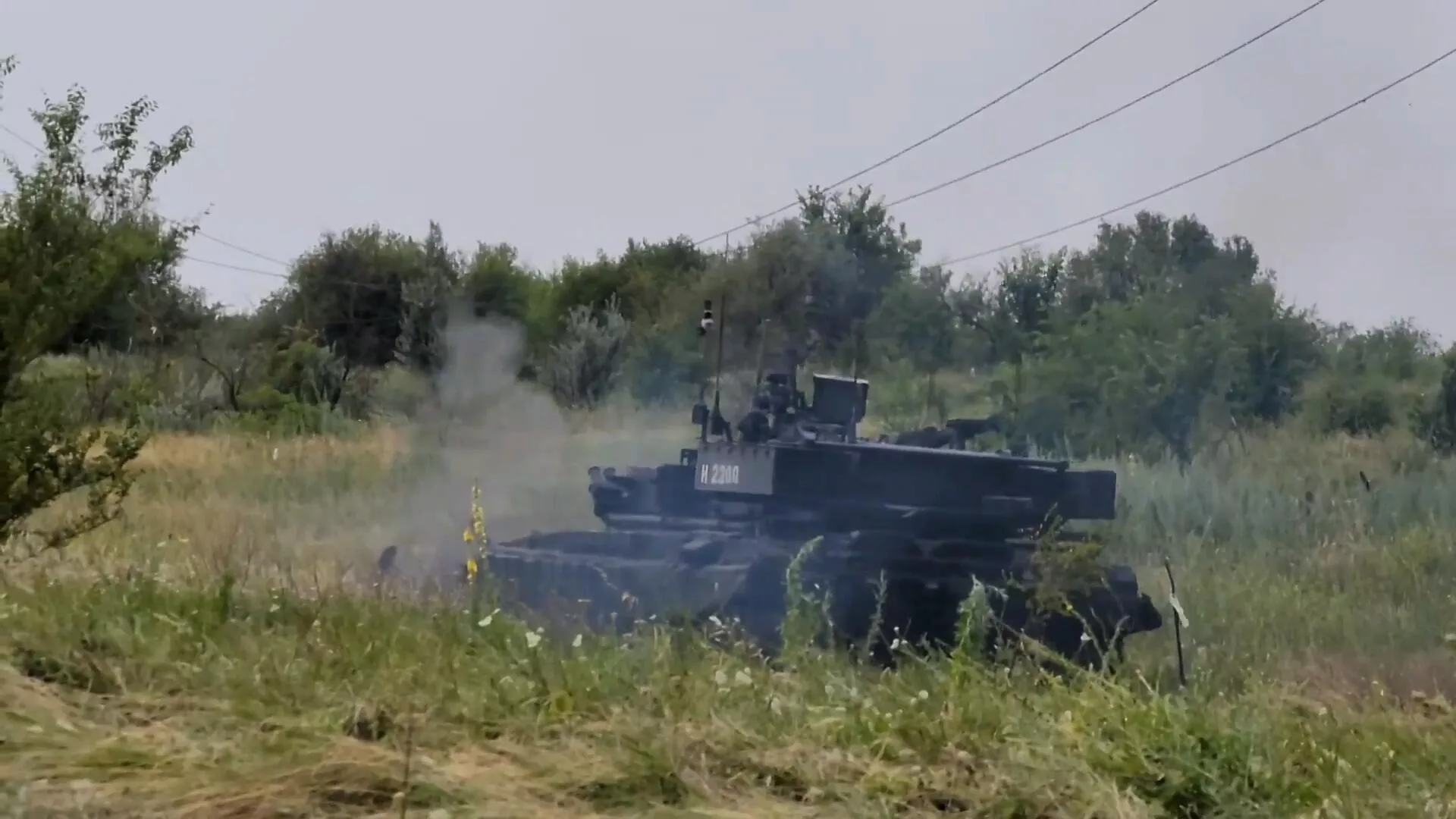 Các đặc công Nga rà phá bom mìn ở làng Svetlichnoe của CHND Lugansk