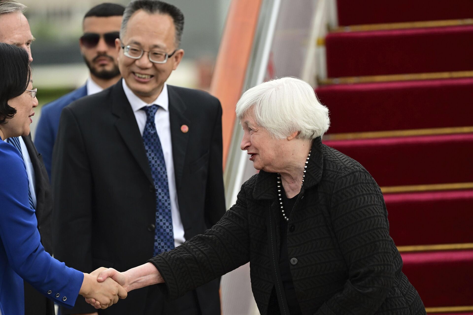 Bộ trưởng Tài chính Janet Yellen đến sân bay và được chào đón bởi Yang Yingming, Vụ trưởng Vụ Quan hệ Kinh tế Quốc tế của Bộ Tài chính Trung Quốc - Sputnik Việt Nam, 1920, 06.07.2023