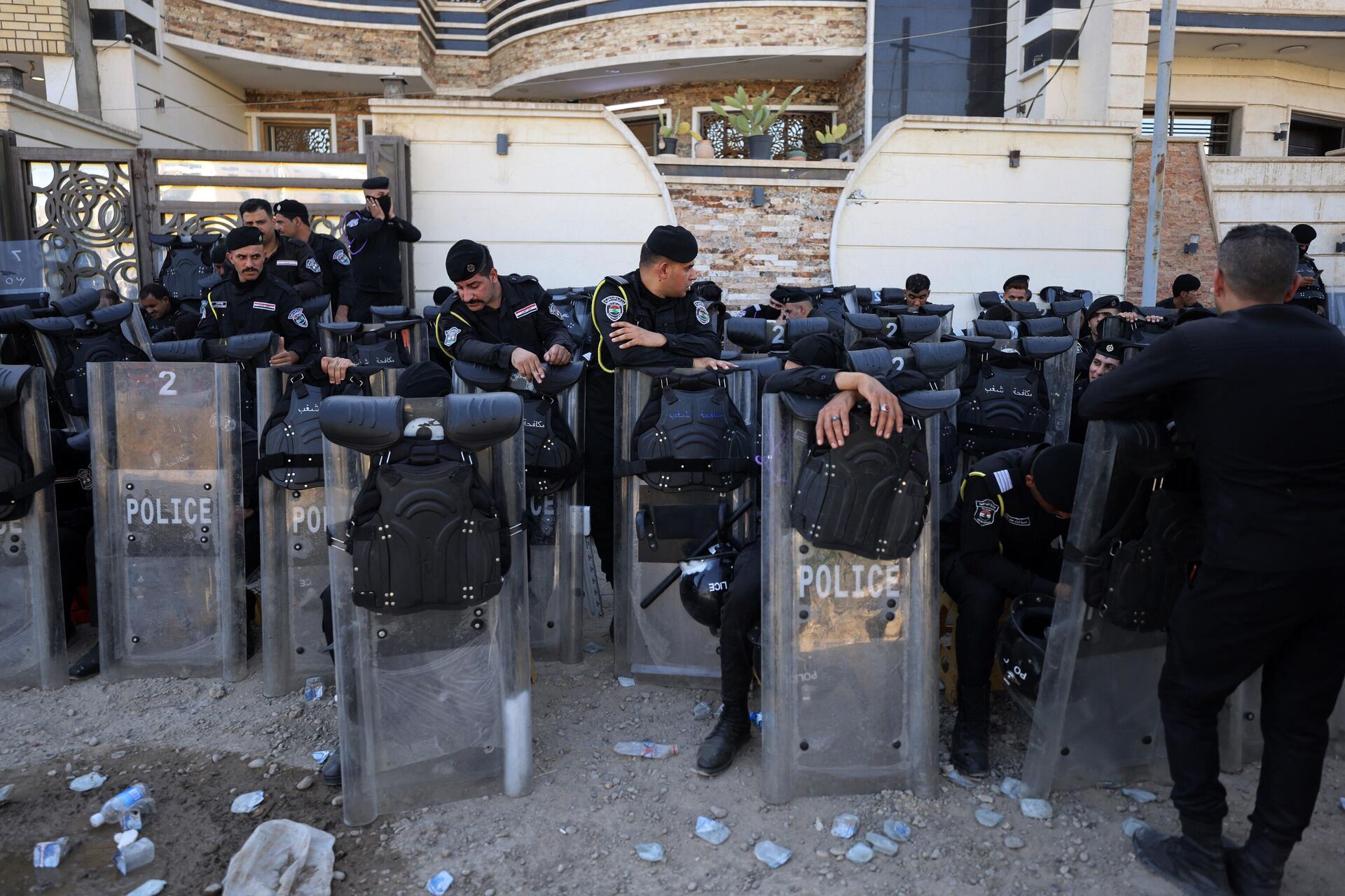 Lực lượng an ninh Iraq bảo vệ lối vào Đại sứ quán Thụy Điển ở Baghdad - Sputnik Việt Nam, 1920, 07.07.2023