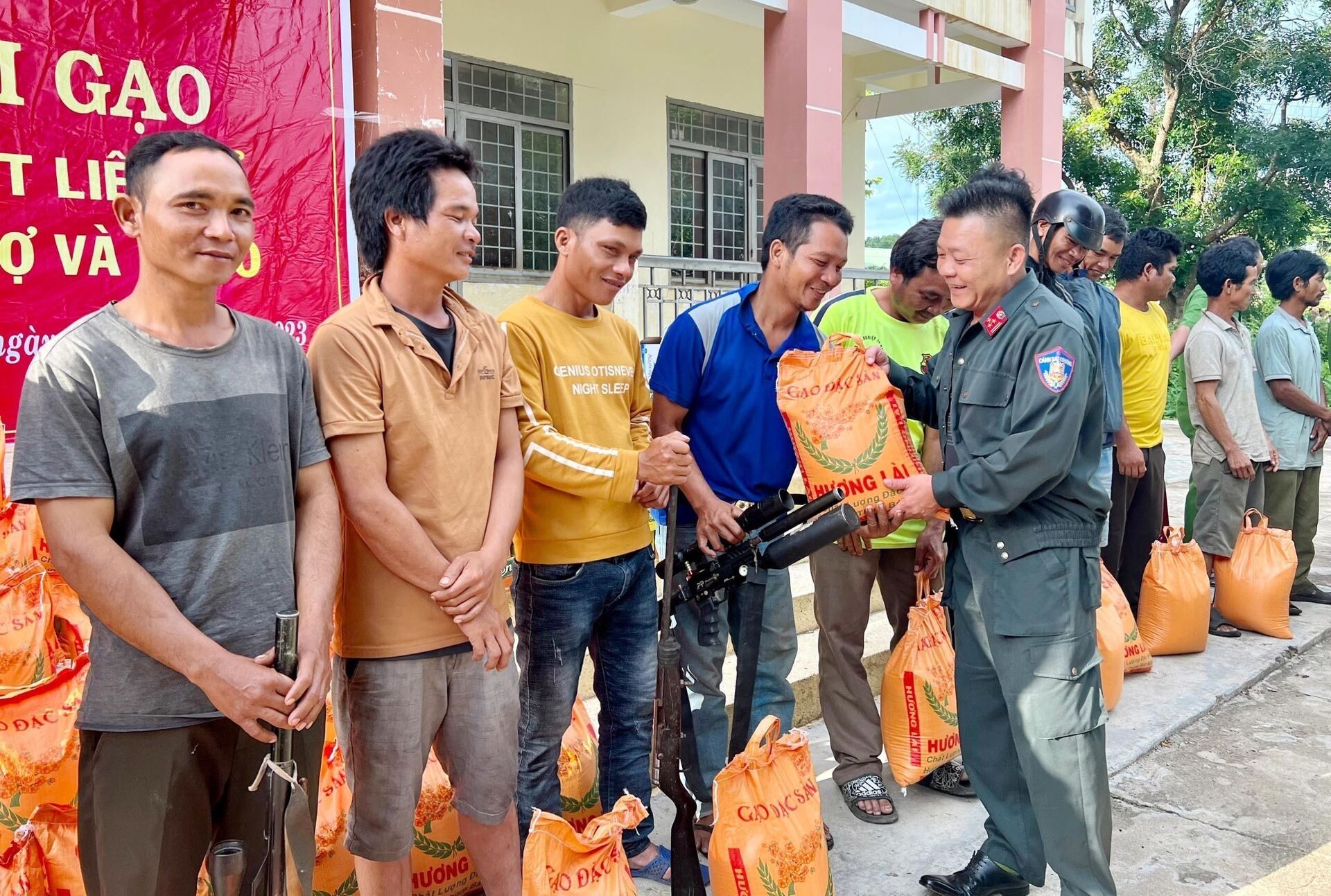 Người dân huyện Ea H’leo, tỉnh Đắk Lắk hưởng ứng chương trình đổi gạo lấy vũ khí, vật liệu nổ, công cụ hỗ trợ và pháo. - Sputnik Việt Nam, 1920, 08.07.2023