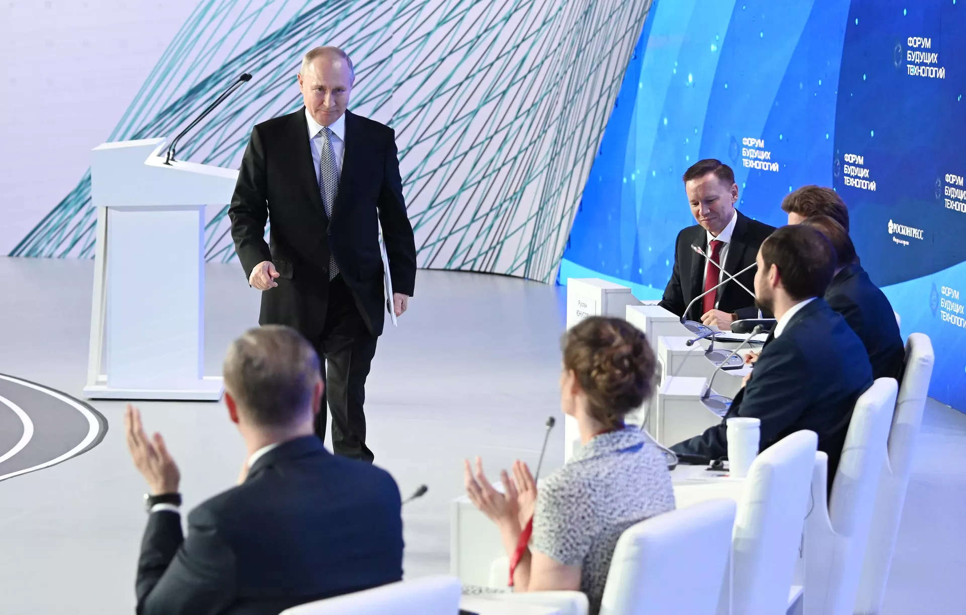 Tổng thống Nga Vladimir Putin phát biểu tại Diễn đàn công nghệ tương lai Tổng thống Nga Vladimir Putin phát biểu tại Diễn đàn công nghệ tương lai - Sputnik Việt Nam, 1920, 13.07.2023