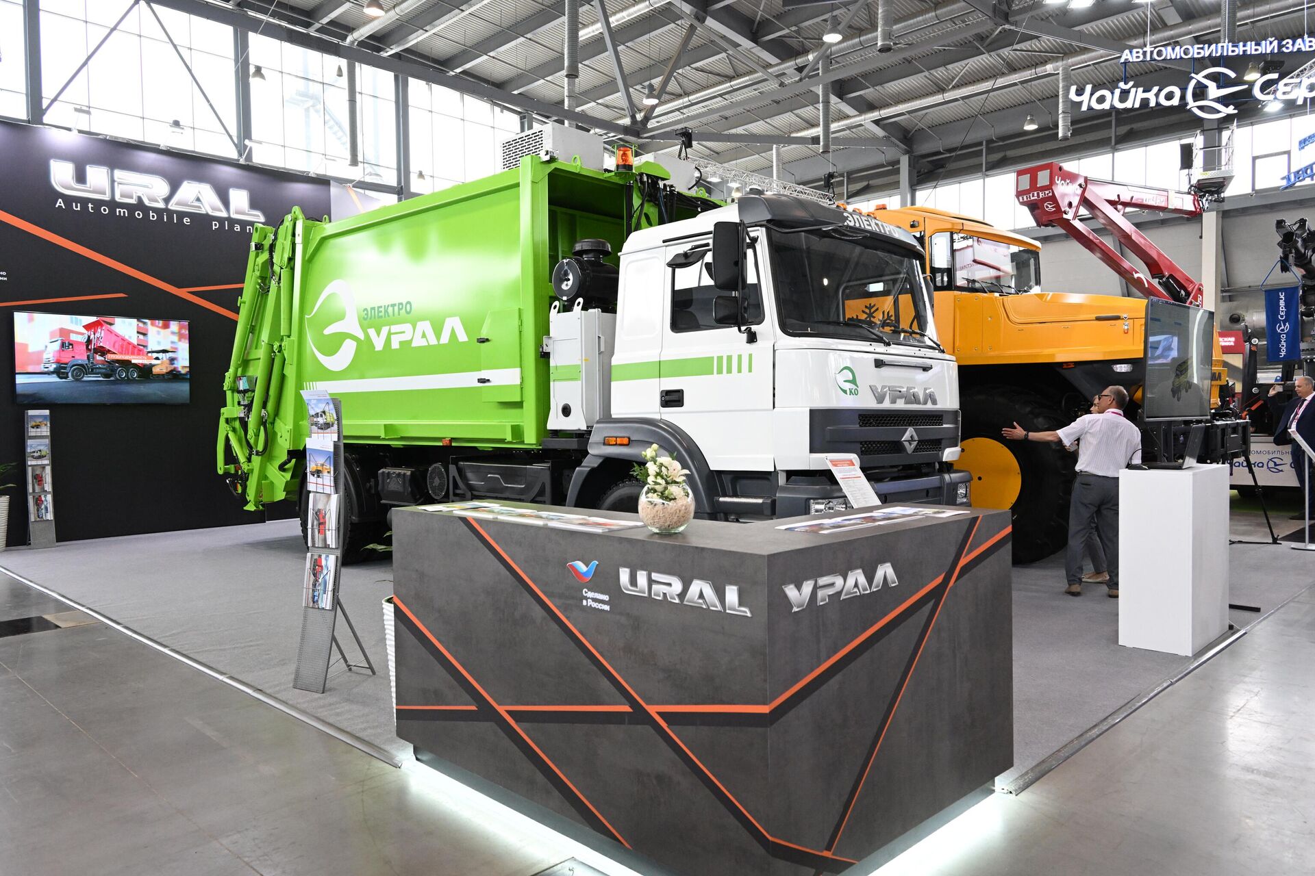 Gian hàng của Nhà máy ô tô Ural tại triển lãm công nghiệp quốc tế Innoprom-2023 ở Yekaterinburg. - Sputnik Việt Nam, 1920, 14.07.2023