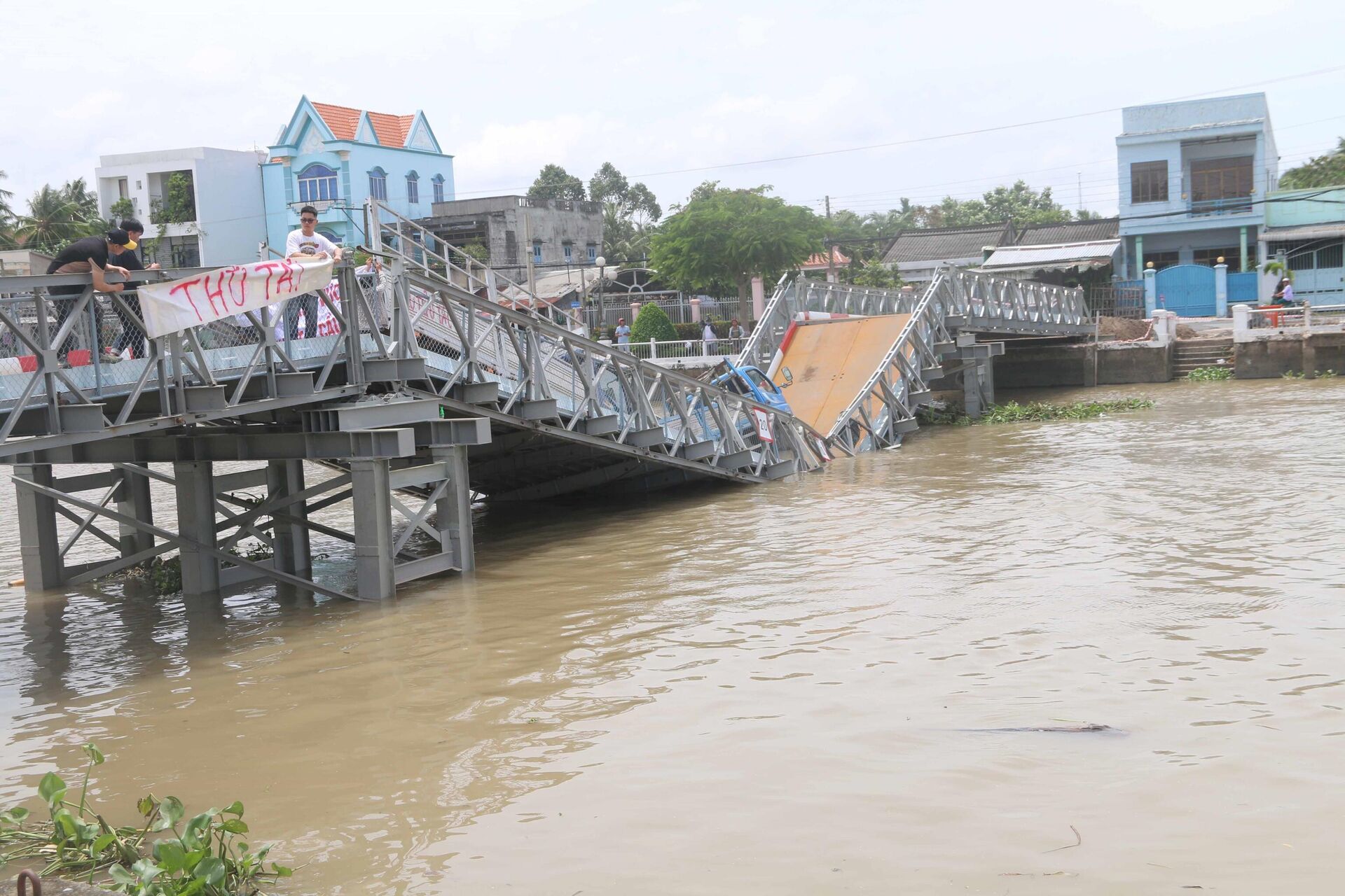 Trà Vinh: Sập cầu tạm khi dùng xe thử tải - Sputnik Việt Nam, 1920, 16.07.2023