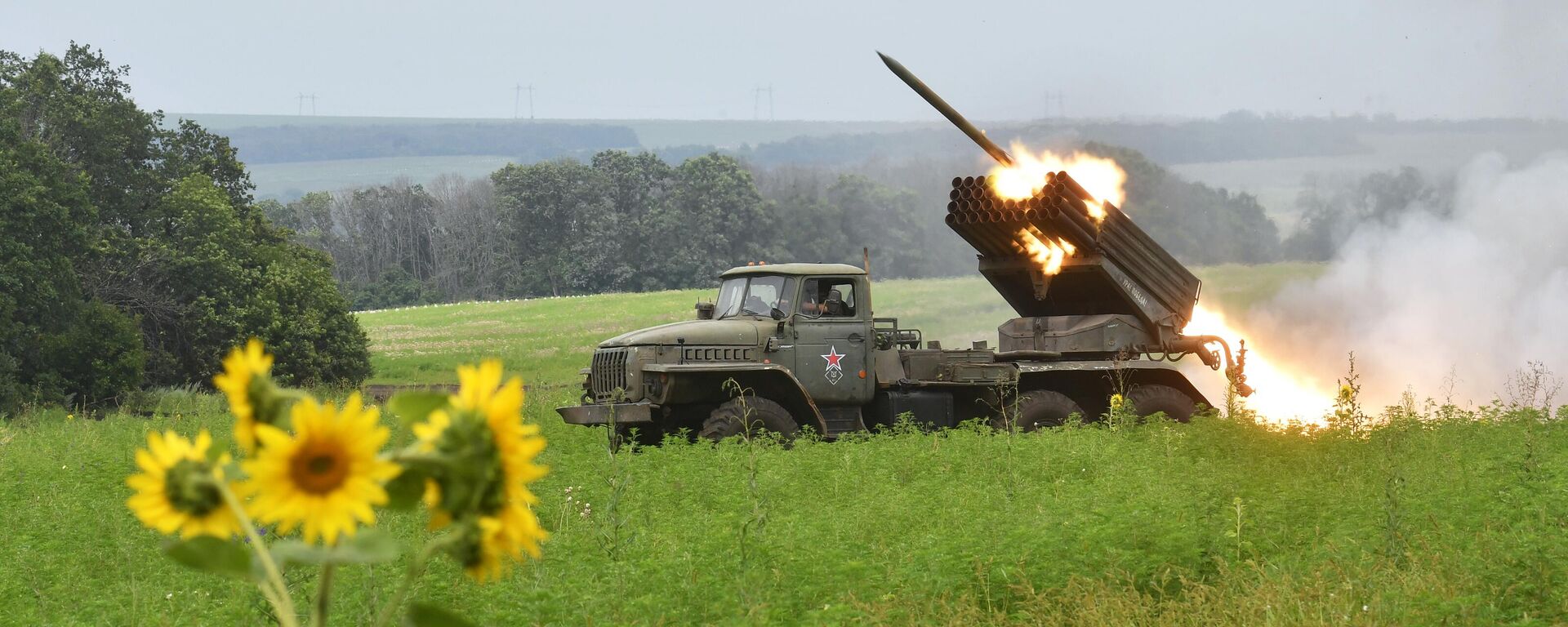 Công tác chiến đấu của MLRS BM-21 Grad và pháo tự hành 2S19 M2 Msta-S trên hướng Svatovsko-Kremenny - Sputnik Việt Nam, 1920, 17.07.2023