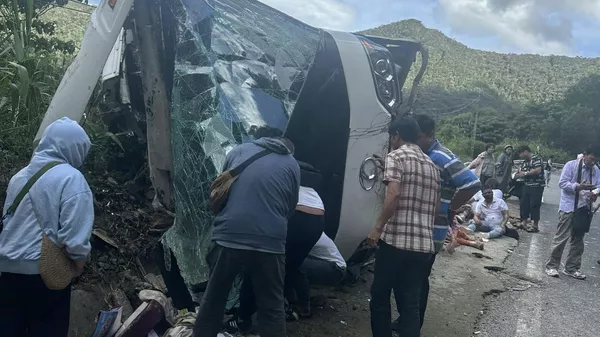 Khánh Hòa: Xe chở khách bị lật trên đèo Khánh Lê khiến 4 du khách nước ngoài tử vong - Sputnik Việt Nam
