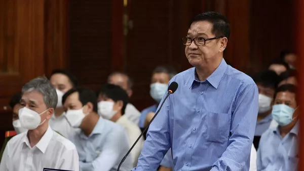 Bị cáo Chu Tiến Dũng (cựu tổng giám đốc Tổng công ty Công nghiệp Sài Gòn) cùng các đồng phạm hầu tòa do vi phạm pháp luật. - Sputnik Việt Nam