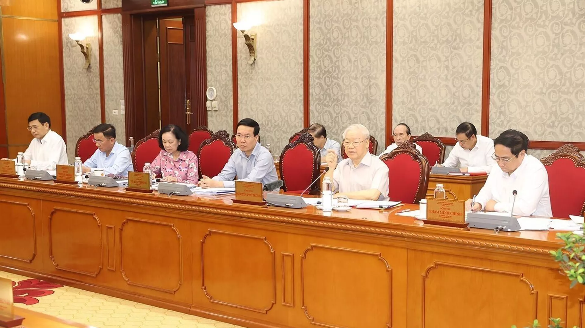 Tổng Bí thư Nguyễn Phú Trọng chủ trì cuộc họp Bộ Chính trị, Ban Bí thư cho ý kiến về Báo cáo tình hình kinh tế- xã hội 6 tháng đầu năm, nhiệm vụ, giải pháp 6 tháng cuối năm 2023 Tổng Bí thư Nguyễn Phú Trọng chủ trì cuộc họp Bộ Chính trị, Ban Bí thư cho ý kiến về Báo cáo tình hình kinh tế- xã hội 6 tháng đầu năm, nhiệm vụ, giải pháp 6 tháng cuối năm 2023 - Sputnik Việt Nam, 1920, 21.07.2023