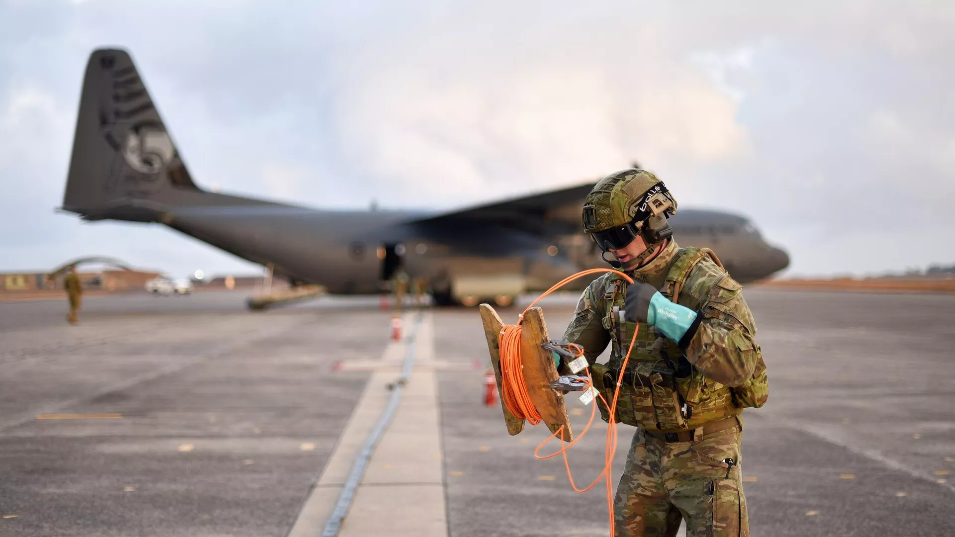 Một thành viên của Quân đội Úc tại C-130J Hercules của Lực lượng Phòng vệ Úc tại Căn cứ Không quân Hoàng gia Úc, Darwin Một thành viên của Quân đội Úc tại C-130J Hercules của Lực lượng Phòng vệ Úc tại Căn cứ Không quân Hoàng gia Úc, Darwin - Sputnik Việt Nam, 1920, 21.07.2023