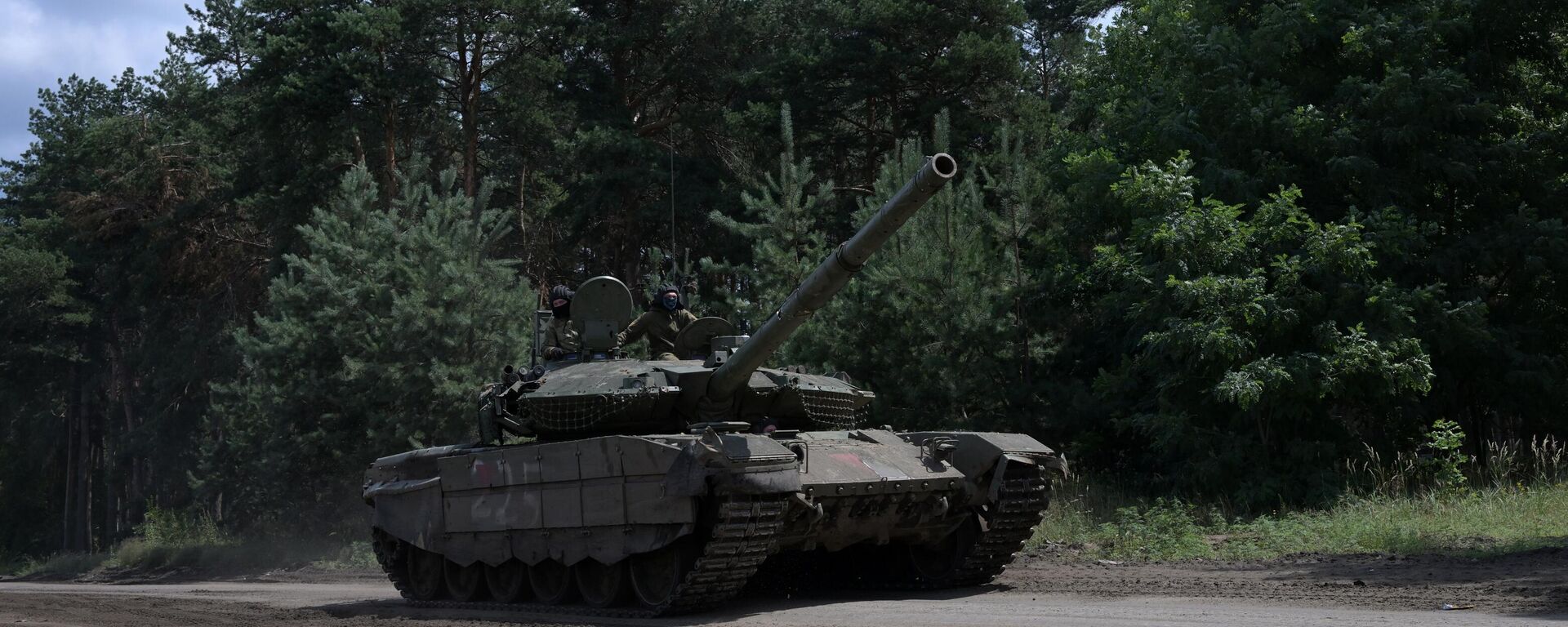 Xe tăng T-90M  Proryv (Đột phá) của các đơn vị thuộc Quân khu Trung tâm Lực lượng vũ trang Nga lên đường thực hiện nhiệm vụ chiến đấu theo hướng Krasnolimansky ở LNR - Sputnik Việt Nam, 1920, 29.07.2023