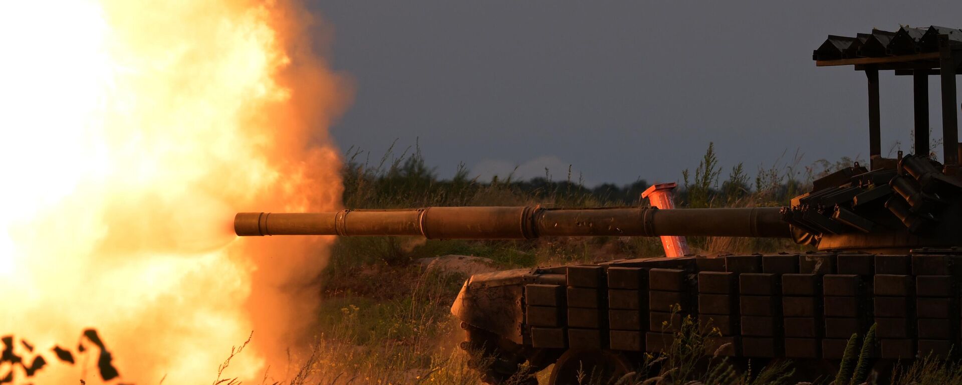 Xe tăng T-72 khai hỏa - Sputnik Việt Nam, 1920, 28.07.2023