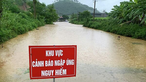 Mưa gây ngập úng tuyến đường vào tổ dân phố số 2, tỉnh lộ 157 đi thôn Khởi Khe, Quy Ke và Cốc Né, thị xã Phong Hải, huyện Bảo Thắng. - Sputnik Việt Nam