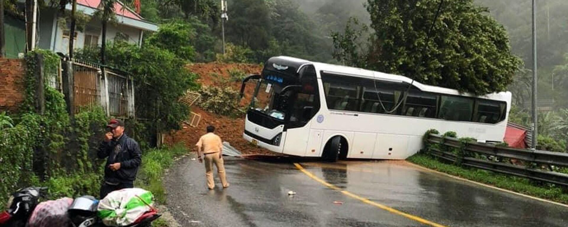 Xe khách lưu thông qua đèo Bảo Lộc bị bùn đất sạt lở suýt rơi xuống vực. - Sputnik Việt Nam, 1920, 07.08.2023