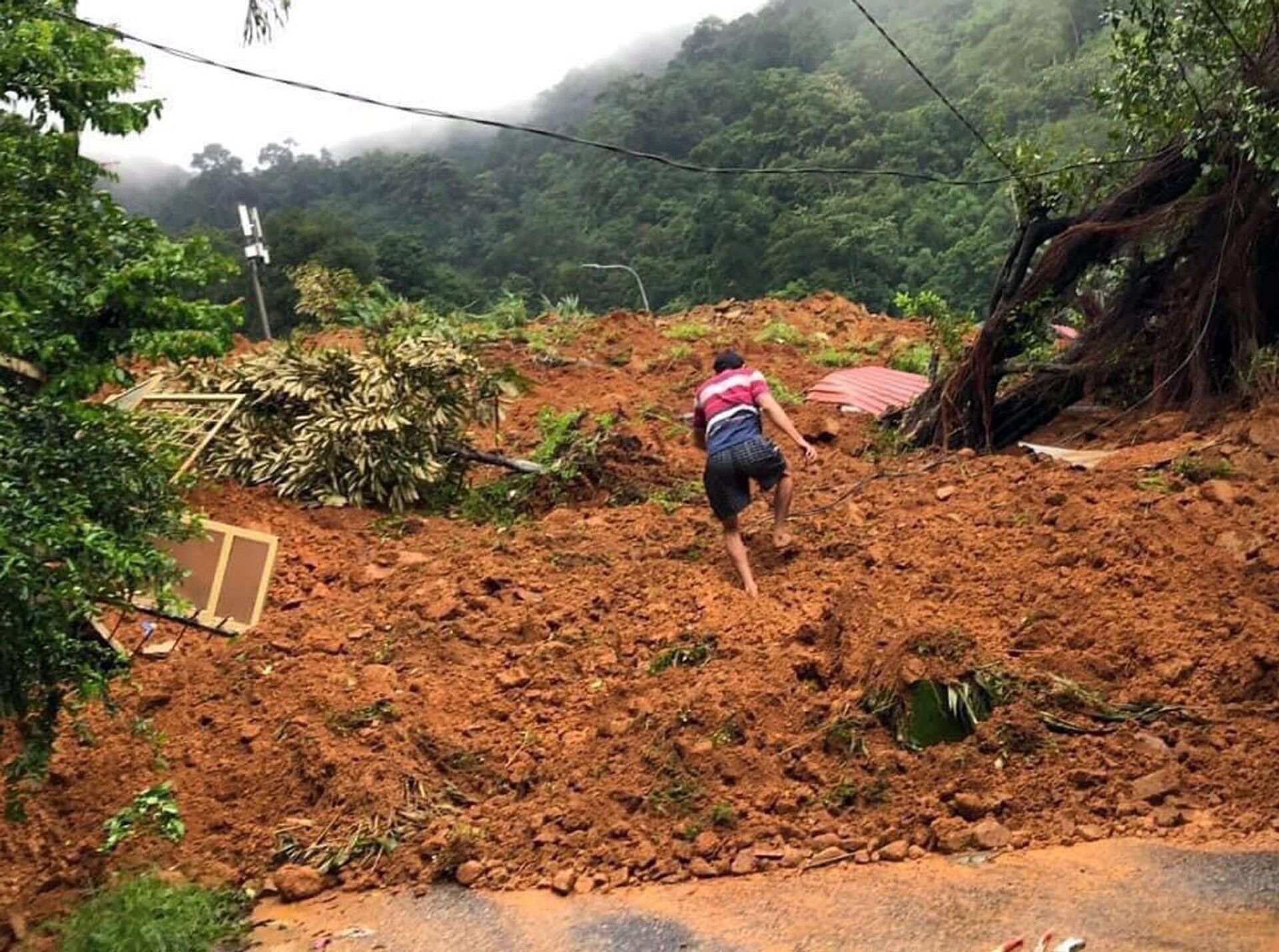 Khu nhà hậu cần Trạm Cảnh sát giao thông trên đèo Bảo Lộc bị vùi lấp. - Sputnik Việt Nam, 1920, 30.07.2023