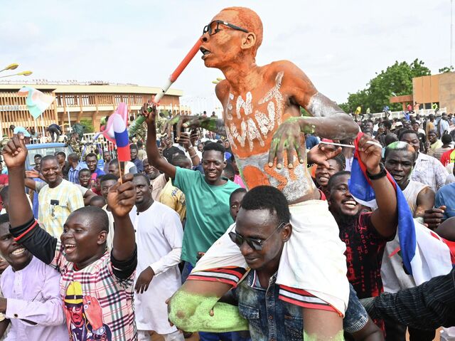 Finlyandiya tomning gey komikslari Porno yigit jazolaydi