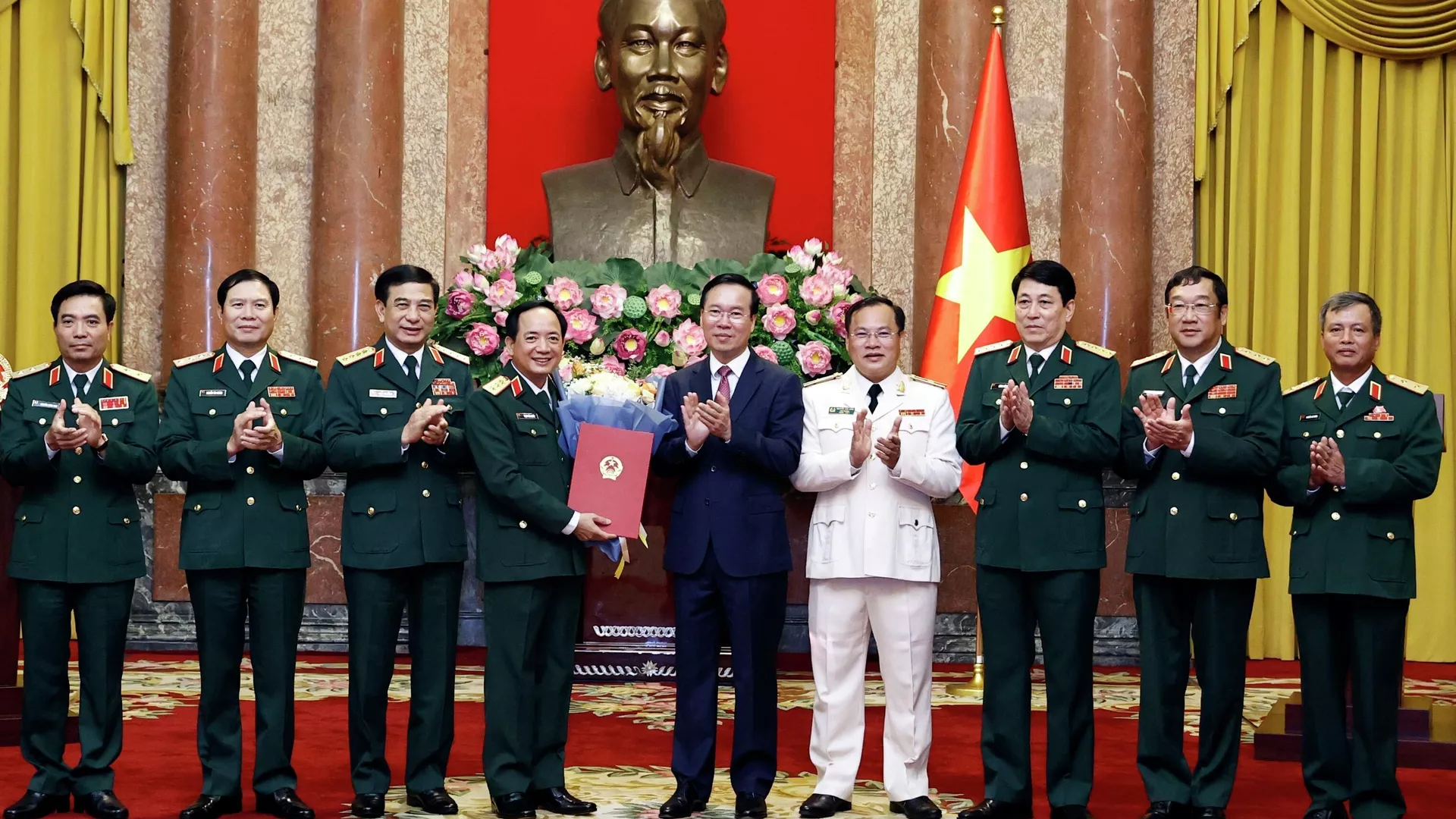 Chủ tịch nước trao Quyết định thăng quân hàm Thượng tướng cho đồng chí Trịnh Văn Quyết