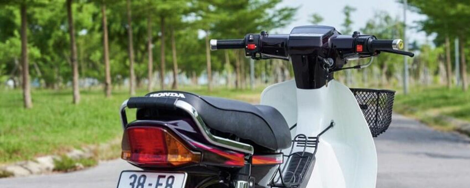 Hình ảnh chiếc xe Honda Super Dream mang biển số 38F8-8888  - Sputnik Việt Nam, 1920, 23.02.2024