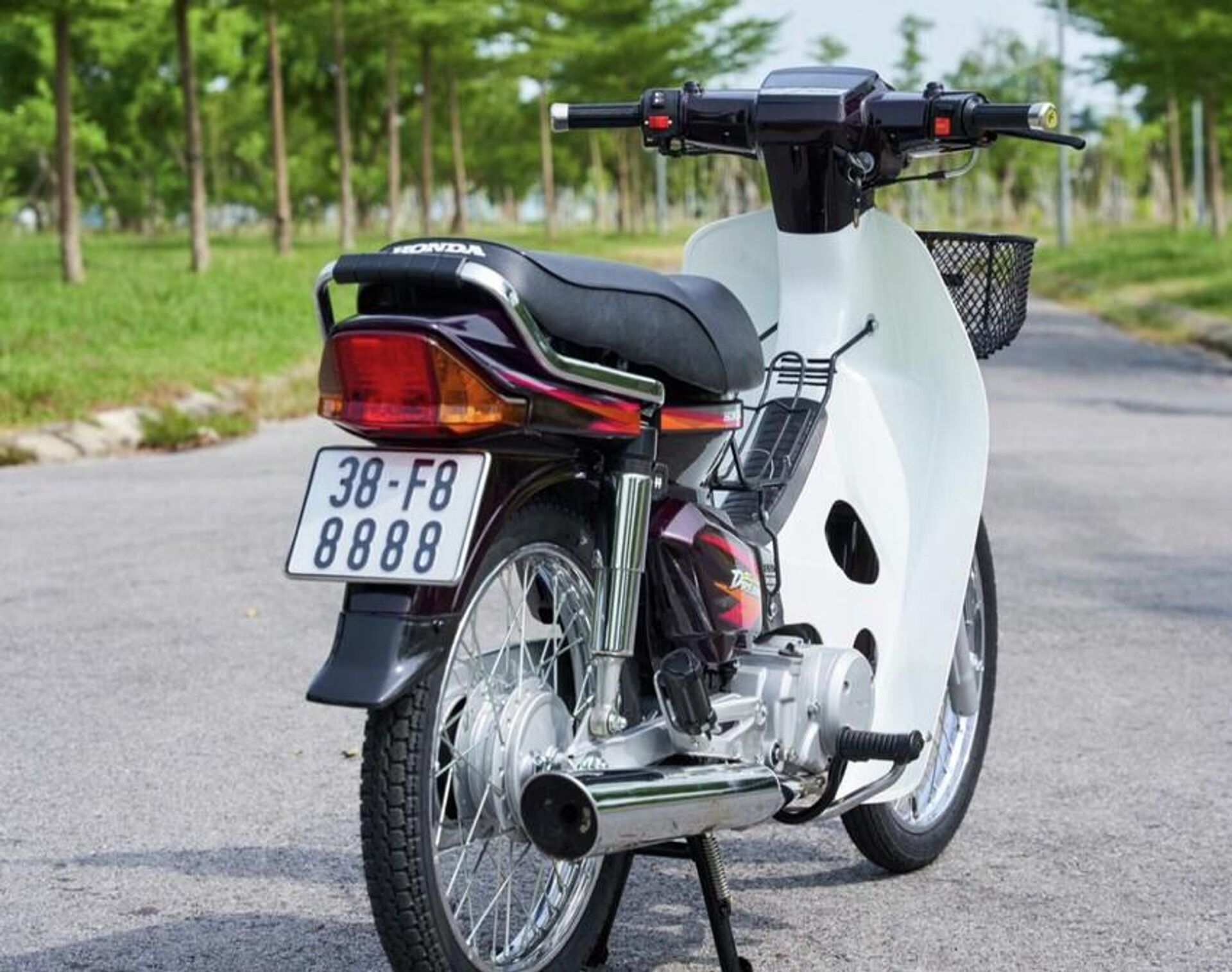 Hình ảnh chiếc xe Honda Super Dream mang biển số 38F8-8888  - Sputnik Việt Nam, 1920, 10.08.2023