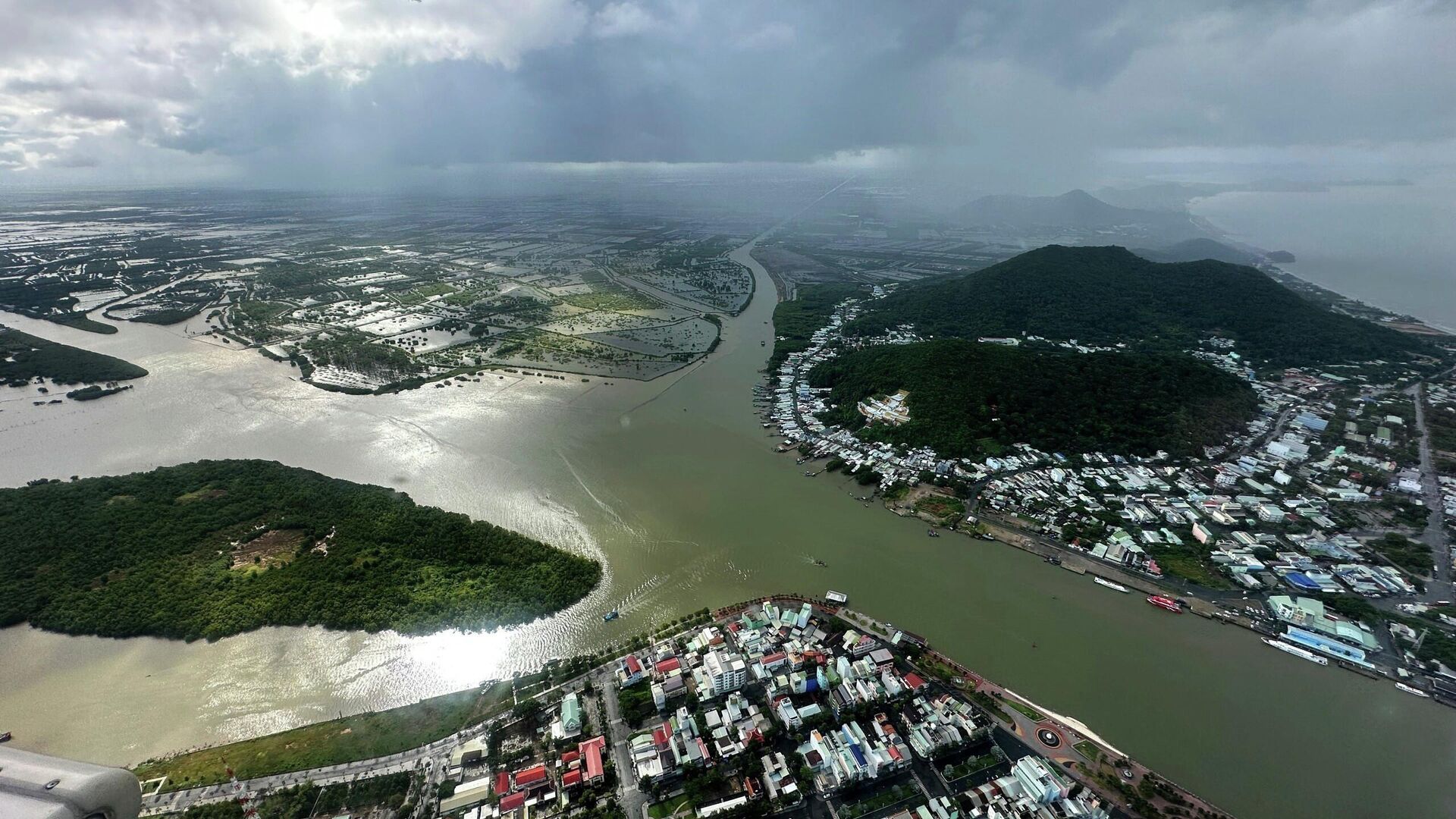 Thủ tướng Phạm Minh Chính thị sát tình hình sạt lở tại Cà Mau, Kiên Giang và Đồng Tháp - Sputnik Việt Nam, 1920, 12.08.2023