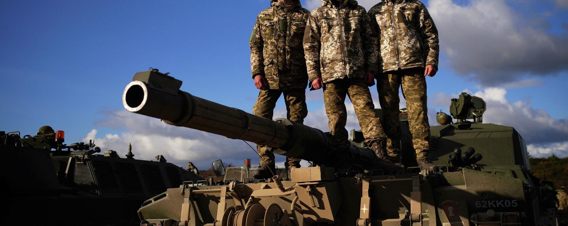 Quân nhân Ukraina đứng trên chiếc xe tăng Challenger 2  - Sputnik Việt Nam, 1920, 11.09.2023