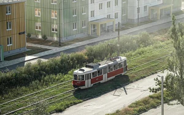 Những ngôi nhà mới và xe điện trên Đại lộ Shevchenko ở Mariupol.