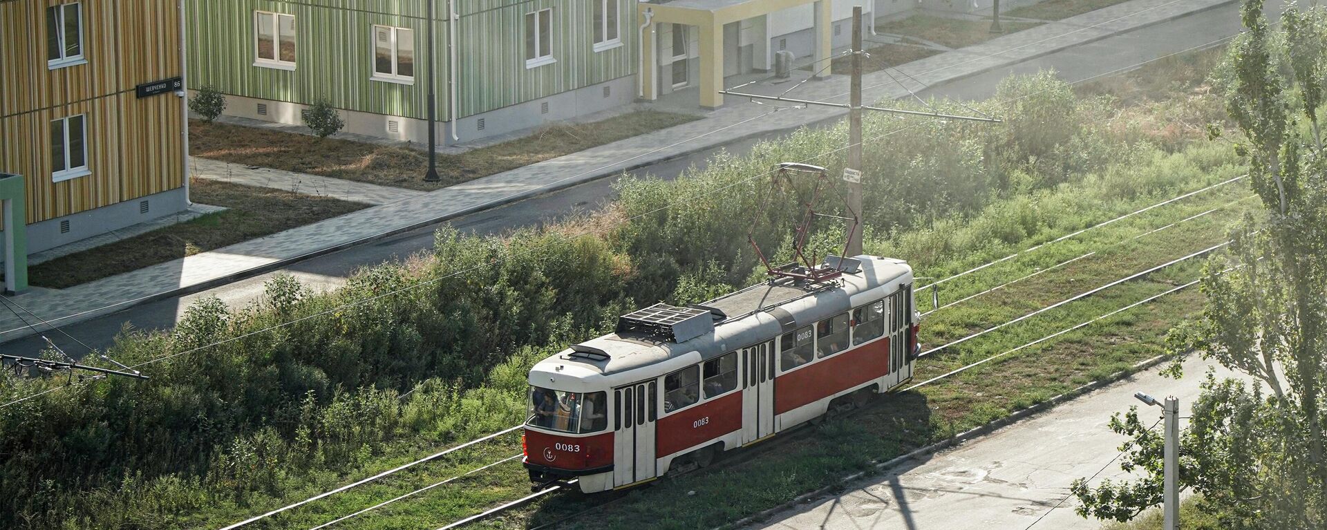 Những ngôi nhà mới và xe điện trên Đại lộ Shevchenko ở Mariupol. - Sputnik Việt Nam, 1920, 01.06.2024