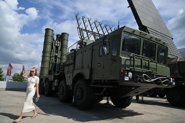 Hệ thống tên lửa phòng không S-400 tại Diễn đàn Kỹ thuật-Quân sự Quốc tế ARMY-2023 ở Trung tâm Triển lãm và Hội nghị Patriot - Sputnik Việt Nam