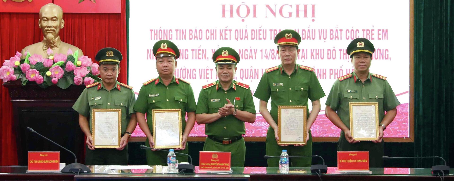 Thiếu tướng Nguyễn Thanh Tùng, Phó Giám đốc Công an thành phố Hà Nội trao Thư khen của Bí thư Thành uỷ Hà Nội cho các cá nhân và tập thể có thành tích xuất sắc trong quá trình điều tra vụ án, bắt giữ đối tượng. - Sputnik Việt Nam, 1920, 15.08.2023