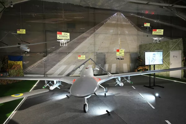 UAV tác chiến-chiến thuật tầm trung "Bayraktar-TB2" Thổ Nhĩ Kỳ sản xuất trưng bày tại Diễn đàn kỹ thuật-quân sự quốc tế "Army-2023" UAV tác chiến-chiến thuật tầm trung "Bayraktar-TB2" Thổ Nhĩ Kỳ sản xuất trưng bày tại Diễn đàn kỹ thuật-quân sự quốc tế "Army-2023" - Sputnik Việt Nam