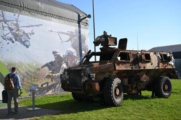 Xe bọc thép Bushmaster của Úc bị bắt giữ trưng bày tại Diễn đàn kỹ thuật quân sự quốc tế "Army-2023" Xe bọc thép Bushmaster của Úc bị bắt giữ trưng bày tại Diễn đàn kỹ thuật quân sự quốc tế "Army-2023" - Sputnik Việt Nam