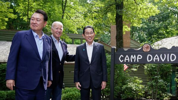 Cuộc gặp giữa Tổng thống Mỹ Joe Biden, Thủ tướng Nhật bản Fumio Kishida và Tổng thống Hàn Quốc Yoon Suk-yeol - Sputnik Việt Nam