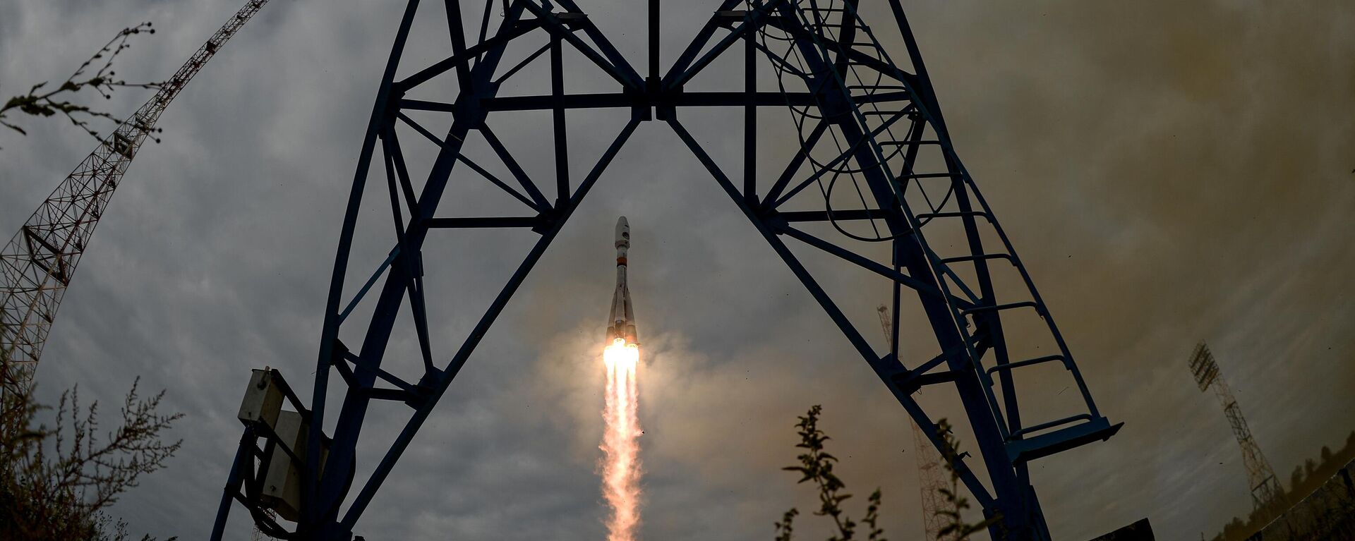 Tên lửa Soyuz-2.1b với tầng phía trên Fregat mang theo tàu vũ trụ tự hành Luna-25 phóng lên từ sân bay vũ trụ Vostochny - Sputnik Việt Nam, 1920, 31.03.2024