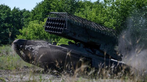 Hệ thống súng phun lửa hạng nặng TOS-1A trên hướng Krasnyi Lyman - Sputnik Việt Nam