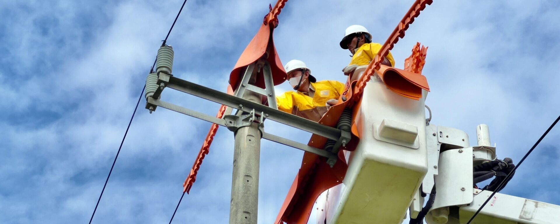 Nhân viên điện lực kiểm tra, sửa chữa các khiếm khuyết trên đường dây nhằm đảm bảo cấp điện an toàn, ổn định cho phục vụ nhân dân trong dịp Lễ Quốc khánh năm nay. - Sputnik Việt Nam, 1920, 05.09.2023