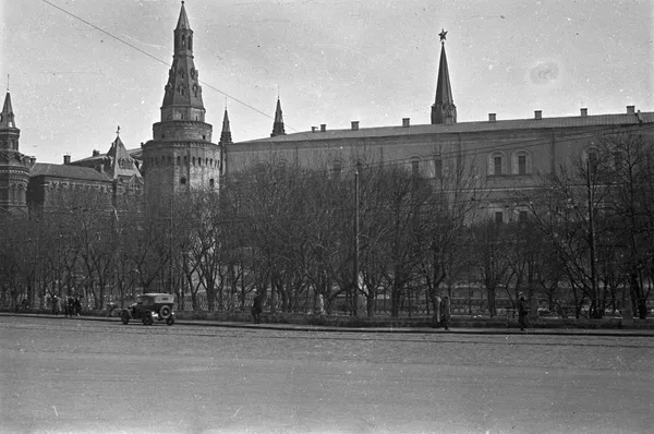 Quang cảnh Vườn Alexandr và Điện Kremlin từ Quảng trường Manezhnaya. Moskva, 1937 Quang cảnh Vườn Alexandr và Điện Kremlin từ Quảng trường Manezhnaya. Moskva, 1937 - Sputnik Việt Nam